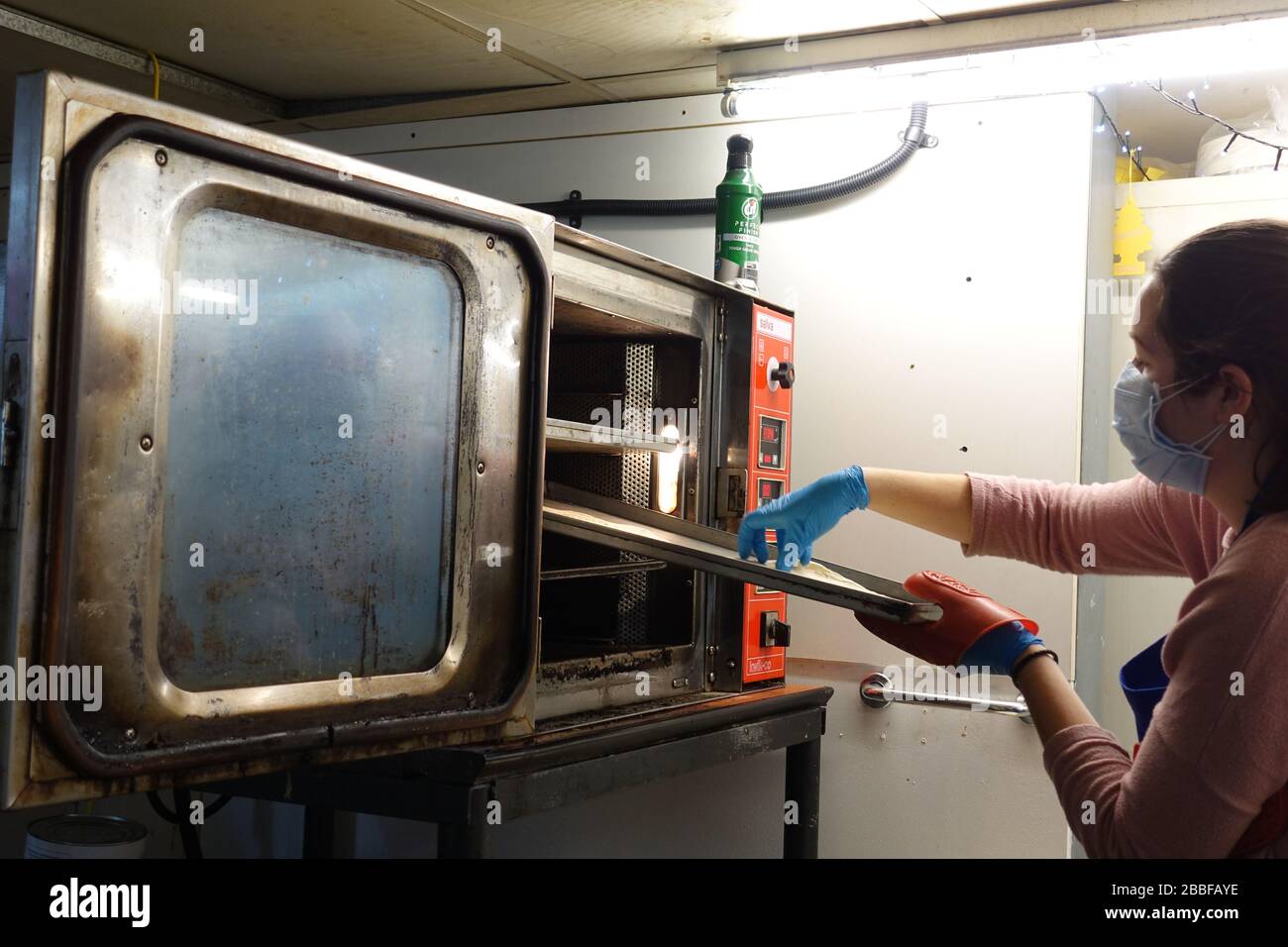 London, Großbritannien. März 2020. Freiwillige im Krishna Castle, Holborn, angeführt von Parasurama das, bereiten am selben Tag etwa 1000 Mahlzeiten für die Verteilung an Londons Obdachlose und verletzliche vor. Einer der Abschlagpunkte für vorgepackte Mahlzeiten ist ein Platz unterhalb des Tottenham Spurs Stadium, das als Lebensmittel-Drehscheibe genutzt wird, der ersten Community-Drehscheibe, die überschüssige Lebensmittel an die Londoner liefert. © Simon King/Alamy Live News Stockfoto