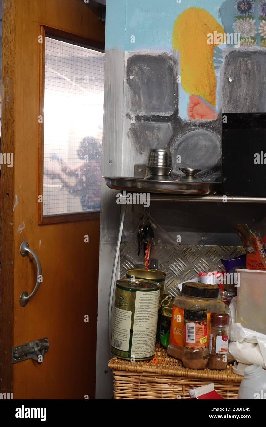 London, Großbritannien. März 2020. Freiwillige im Krishna Castle, Holborn, angeführt von Parasurama das, bereiten am selben Tag etwa 1000 Mahlzeiten für die Verteilung an Londons Obdachlose und verletzliche vor. Einer der Abschlagpunkte für vorgepackte Mahlzeiten ist ein Platz unterhalb des Tottenham Spurs Stadium, das als Lebensmittel-Drehscheibe genutzt wird, der ersten Community-Drehscheibe, die überschüssige Lebensmittel an die Londoner liefert. © Simon King/Alamy Live News Stockfoto