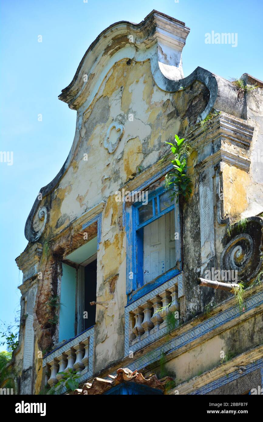 Nahaufnahme des oberen Teils der Fassade an einem der großen neokolonialen Häuser in Largo do Boticario mit Atlantik Stockfoto
