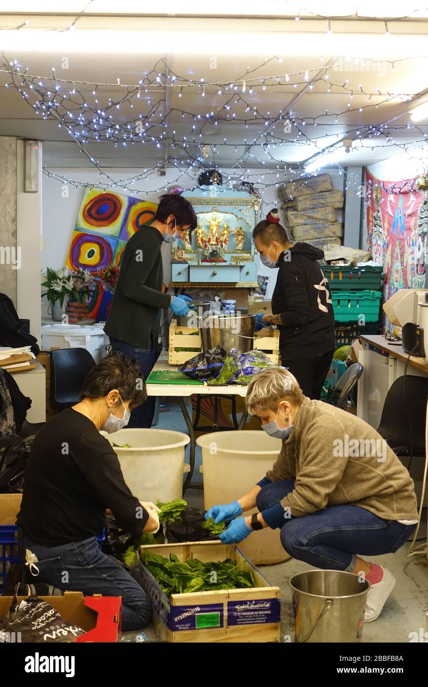 London, Großbritannien. März 2020. Freiwillige im Krishna Castle, Holborn, angeführt von Parasurama das, bereiten am selben Tag etwa 1000 Mahlzeiten für die Verteilung an Londons Obdachlose und verletzliche vor. Einer der Abschlagpunkte für vorgepackte Mahlzeiten ist ein Platz unterhalb des Tottenham Spurs Stadium, das als Lebensmittel-Drehscheibe genutzt wird, der ersten Community-Drehscheibe, die überschüssige Lebensmittel an die Londoner liefert. © Simon King/Alamy Live News Stockfoto