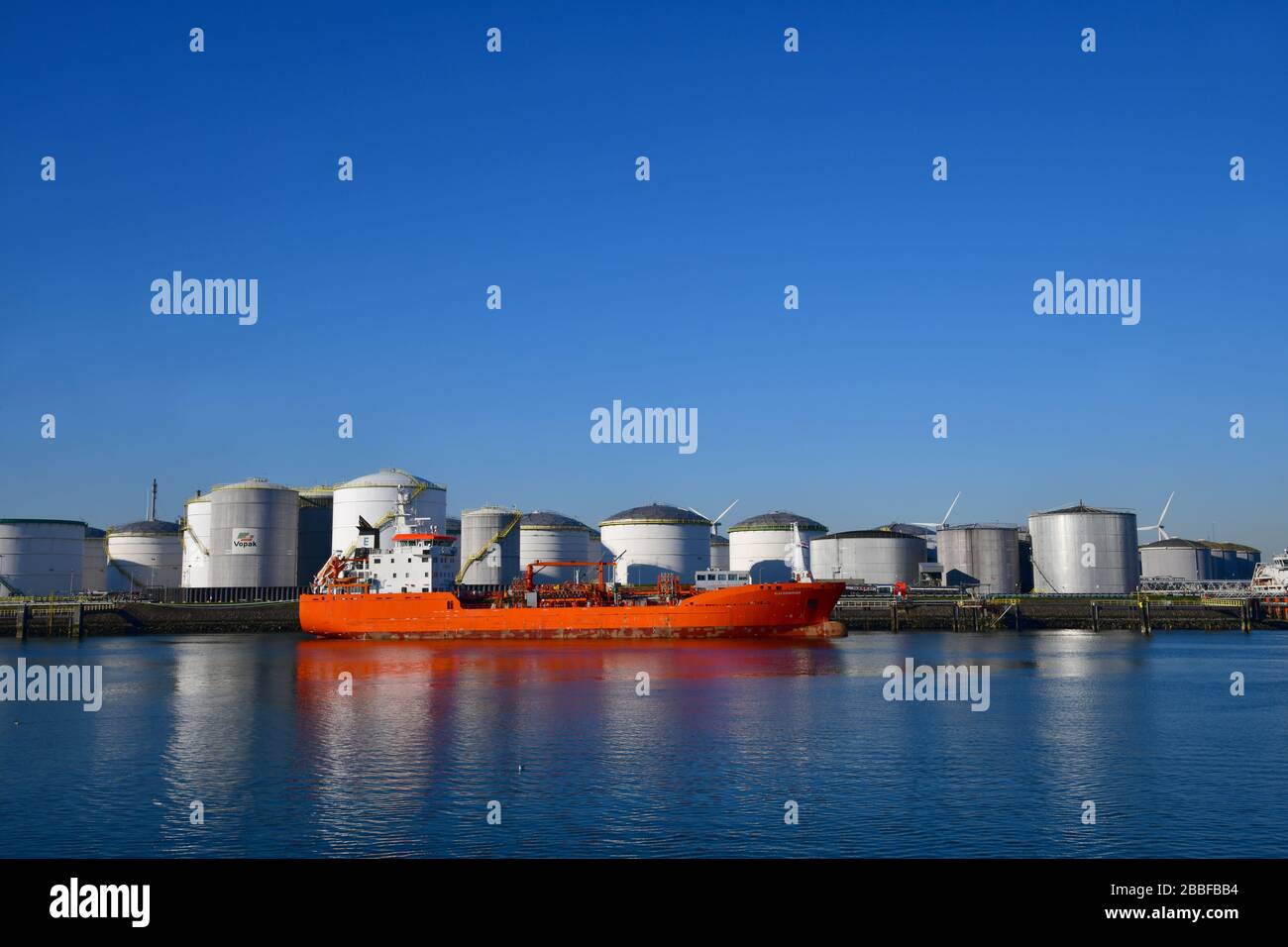 Rotterdam, der niederländische März 2020: Ein angedockter Tanker für Chemikalien und Ölprodukte im 7. Mineralölhafen Europoort mit einem Tanklager im Rücken Stockfoto