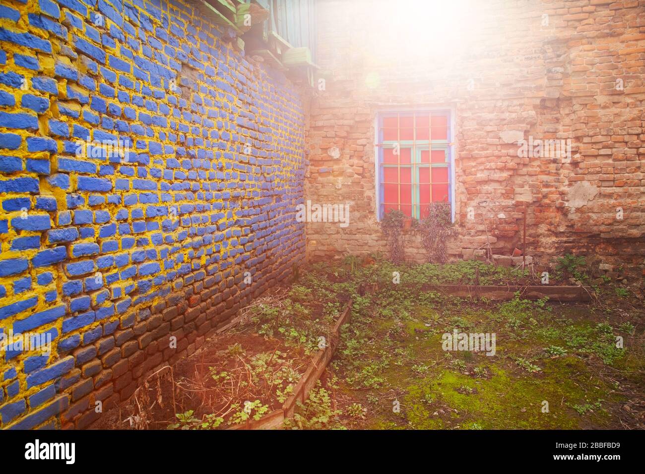 Ecke im Innenhof, alte Ziegelmauern Stockfoto