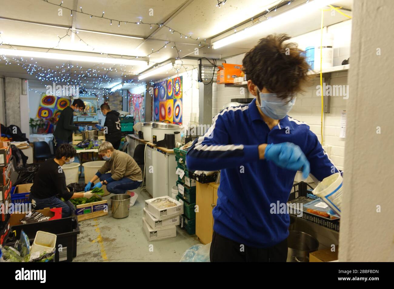 London, Großbritannien. März 2020. Freiwillige im Krishna Castle, Holborn, angeführt von Parasurama das, bereiten am selben Tag etwa 1000 Mahlzeiten für die Verteilung an Londons Obdachlose und verletzliche vor. Einer der Abschlagpunkte für vorgepackte Mahlzeiten ist ein Platz unterhalb des Tottenham Spurs Stadium, das als Lebensmittel-Drehscheibe genutzt wird, der ersten Community-Drehscheibe, die überschüssige Lebensmittel an die Londoner liefert. © Simon King/Alamy Live News Stockfoto