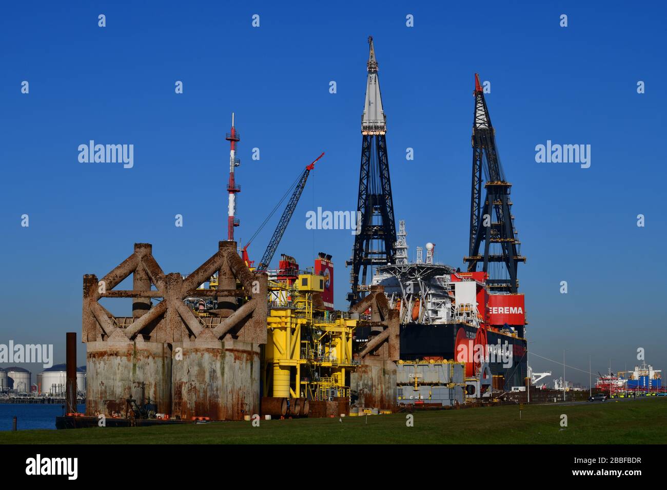 Rotterdam, die Niederlande - März 2020: Eine angedockte Offshore-Plattform, das größte Kranschiff der Welt (Sleipnir) mit Unterkunft, Produktion und pro Stockfoto