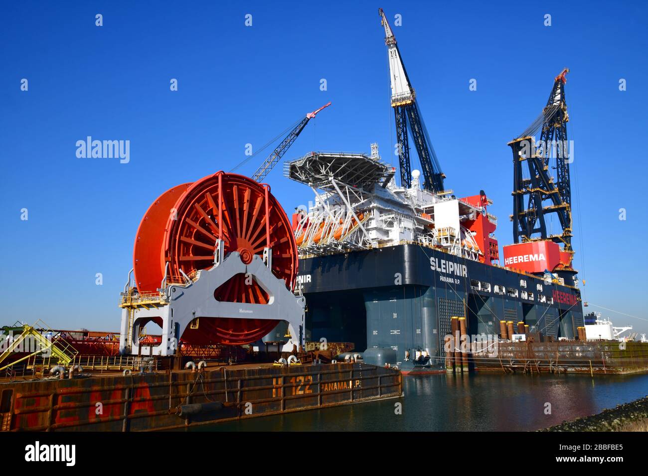 Rotterdam, die Niederlande-März 2020: Eine angedockte Offshore-Plattform, das größte Kranschiff der Welt (Sleipnir) mit Produktions- und Verarbeitungseinrichtungen Stockfoto