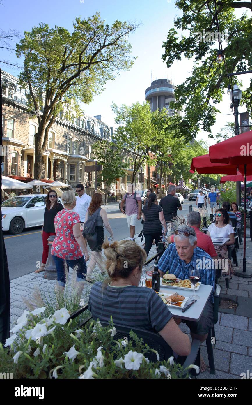 Die Rue Grande-Allee ist eine beliebte Touristenattraktion und berühmt für ihre Restaurantterrassen, Cafés und Geschäfte, die die erstklassigen Residenzen der Stadt Quebec im 19. Jahrhundert belegen. Oberstadt, Quebec City, Provinz Quebec, Kanada Stockfoto