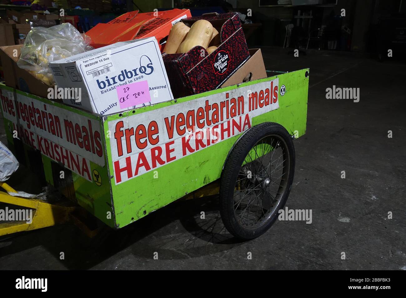 London, Großbritannien. März 2020. Freiwillige im Krishna Castle, Holborn, angeführt von Parasurama das, bereiten am selben Tag etwa 1000 Mahlzeiten für die Verteilung an Londons Obdachlose und verletzliche vor. Einer der Abschlagpunkte für vorgepackte Mahlzeiten ist ein Platz unterhalb des Tottenham Spurs Stadium, das als Lebensmittel-Drehscheibe genutzt wird, der ersten Community-Drehscheibe, die überschüssige Lebensmittel an die Londoner liefert. © Simon King/Alamy Live News Stockfoto
