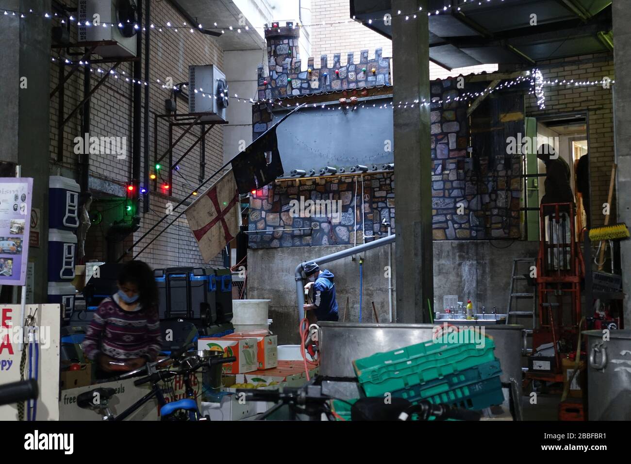 London, Großbritannien. März 2020. Freiwillige im Krishna Castle, Holborn, angeführt von Parasurama das, bereiten am selben Tag etwa 1000 Mahlzeiten für die Verteilung an Londons Obdachlose und verletzliche vor. Einer der Abschlagpunkte für vorgepackte Mahlzeiten ist ein Platz unterhalb des Tottenham Spurs Stadium, das als Lebensmittel-Drehscheibe genutzt wird, der ersten Community-Drehscheibe, die überschüssige Lebensmittel an die Londoner liefert. © Simon King/Alamy Live News Stockfoto