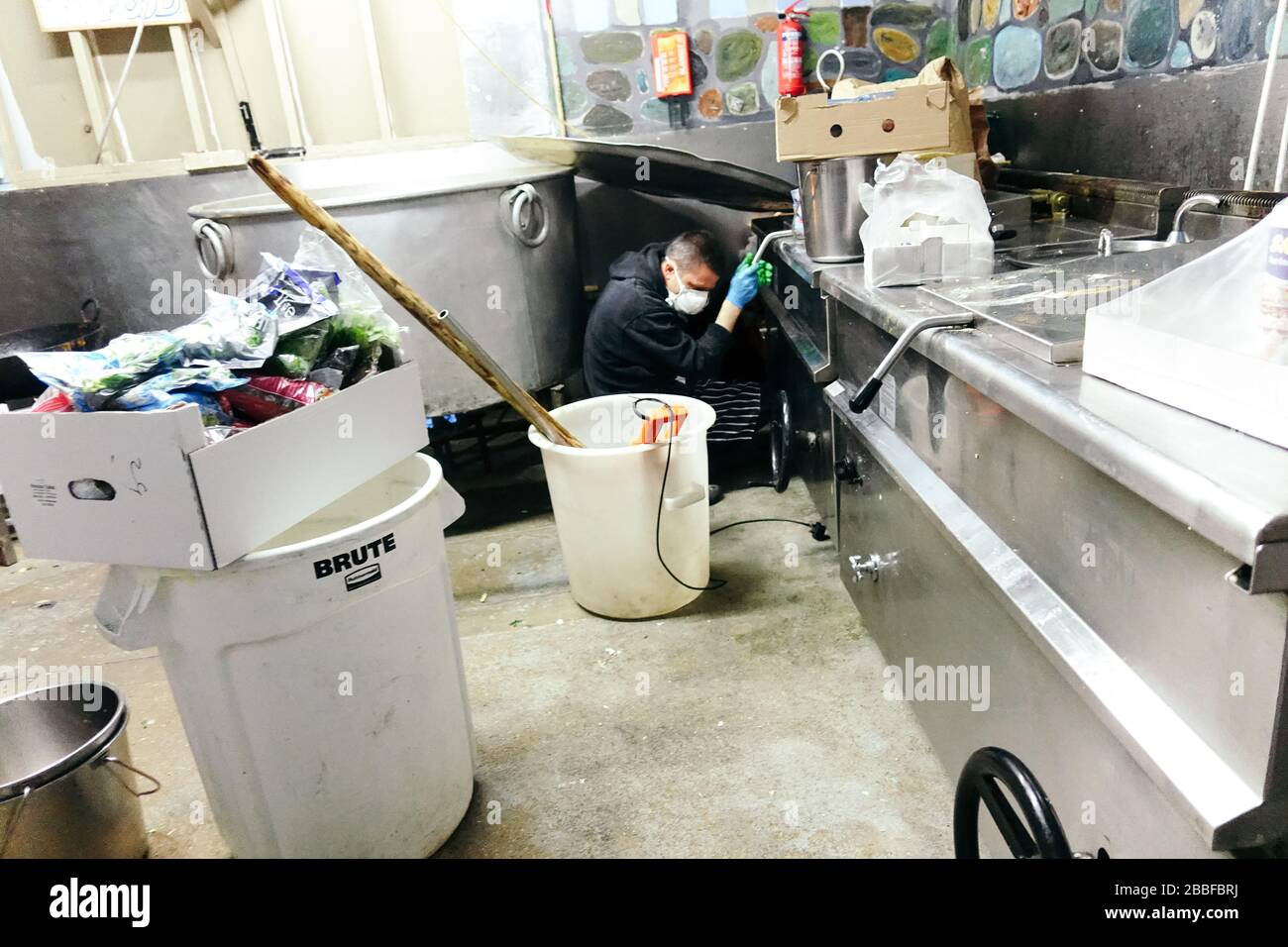 London, Großbritannien. März 2020. Freiwillige im Krishna Castle, Holborn, angeführt von Parasurama das, bereiten am selben Tag etwa 1000 Mahlzeiten für die Verteilung an Londons Obdachlose und verletzliche vor. Einer der Abschlagpunkte für vorgepackte Mahlzeiten ist ein Platz unterhalb des Tottenham Spurs Stadium, das als Lebensmittel-Drehscheibe genutzt wird, der ersten Community-Drehscheibe, die überschüssige Lebensmittel an die Londoner liefert. © Simon King/Alamy Live News Stockfoto