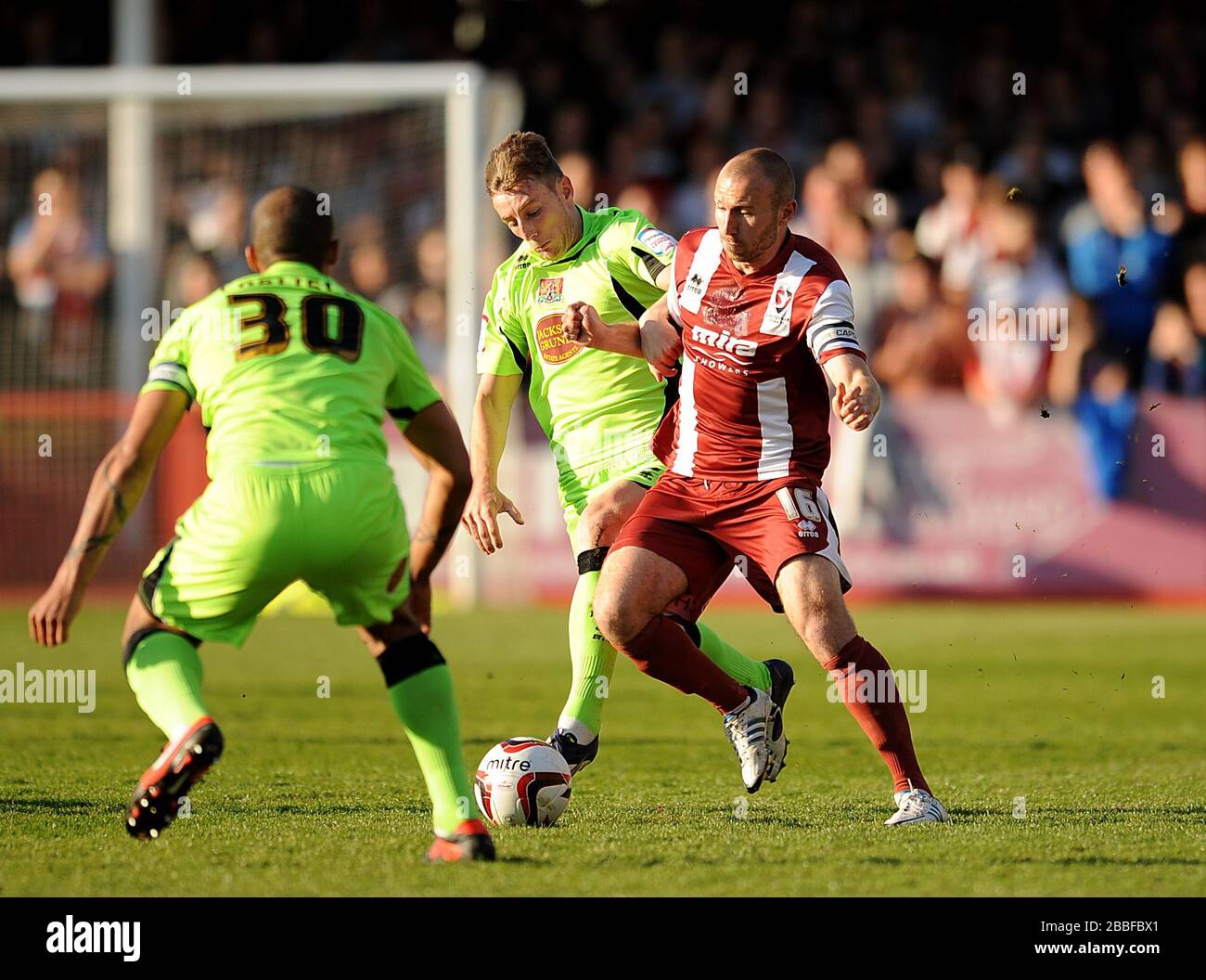 Russell Penn (rechts) von Cheltenham Town kämpft mit Clarke Carlisle (links) von Northampton Town und John Johnson um den Ball Stockfoto