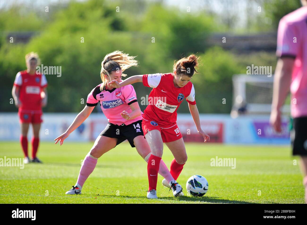 Bristol Academy WFC Angharad James und Lincoln Ladies Sophie Walton (rechts) im Einsatz Stockfoto