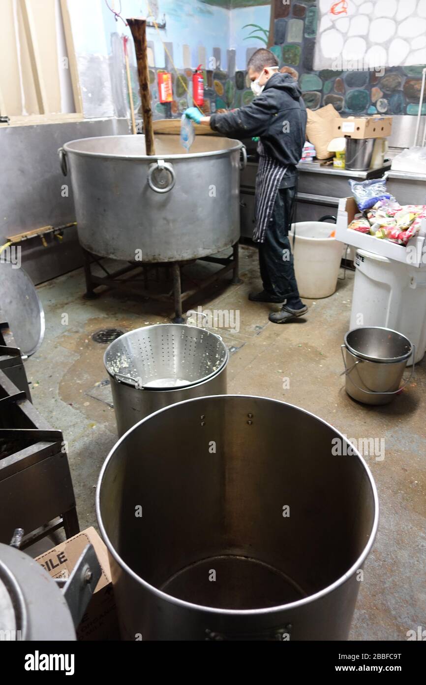 London, Großbritannien. März 2020. Freiwillige im Krishna Castle, Holborn, angeführt von Parasurama das, bereiten am selben Tag etwa 1000 Mahlzeiten für die Verteilung an Londons Obdachlose und verletzliche vor. Einer der Abschlagpunkte für vorgepackte Mahlzeiten ist ein Platz unterhalb des Tottenham Spurs Stadium, das als Lebensmittel-Drehscheibe genutzt wird, der ersten Community-Drehscheibe, die überschüssige Lebensmittel an die Londoner liefert. © Simon King/Alamy Live News Stockfoto