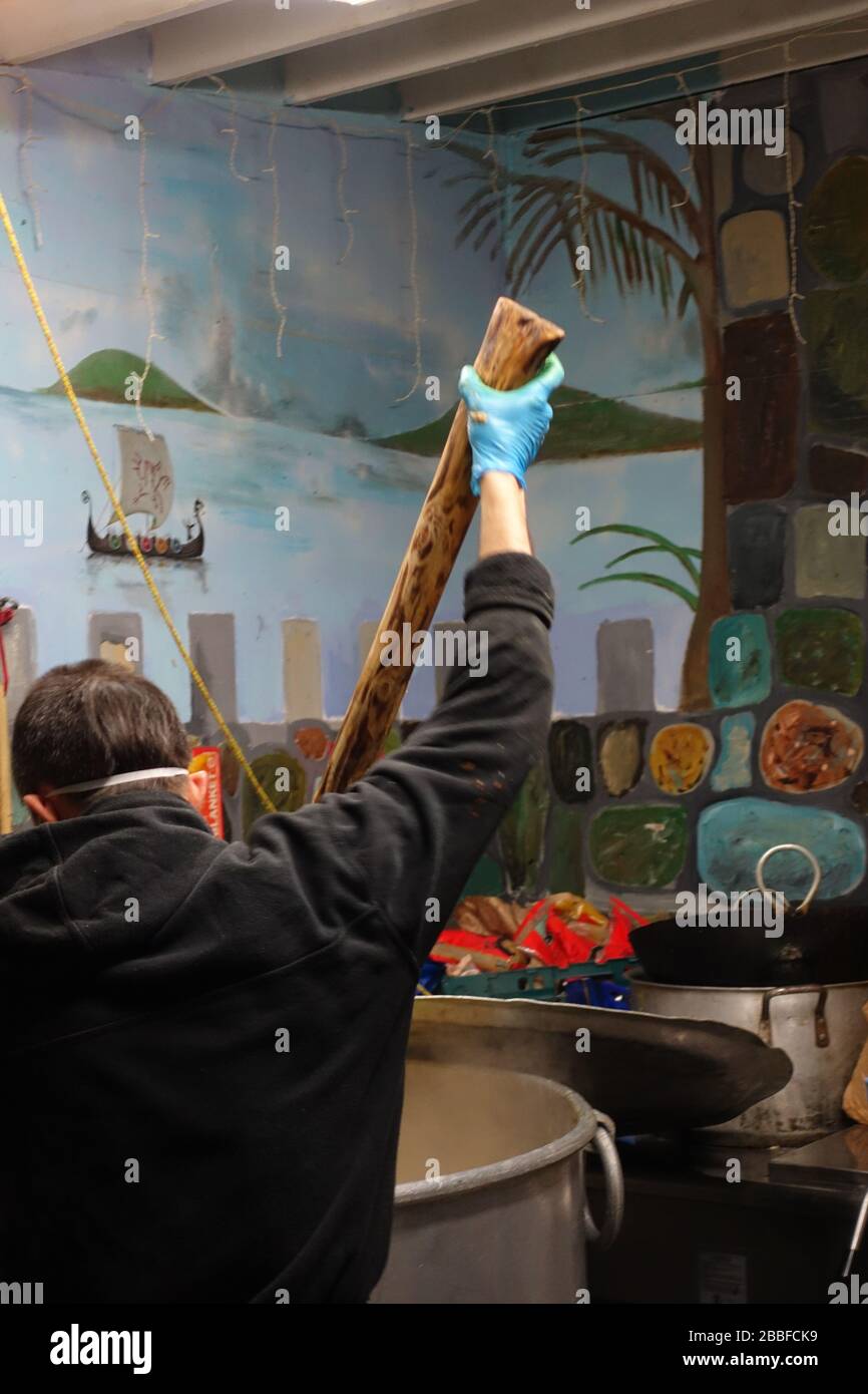 London, Großbritannien. März 2020. Freiwillige im Krishna Castle, Holborn, angeführt von Parasurama das, bereiten am selben Tag etwa 1000 Mahlzeiten für die Verteilung an Londons Obdachlose und verletzliche vor. Einer der Abschlagpunkte für vorgepackte Mahlzeiten ist ein Platz unterhalb des Tottenham Spurs Stadium, das als Lebensmittel-Drehscheibe genutzt wird, der ersten Community-Drehscheibe, die überschüssige Lebensmittel an die Londoner liefert. © Simon King/Alamy Live News Stockfoto