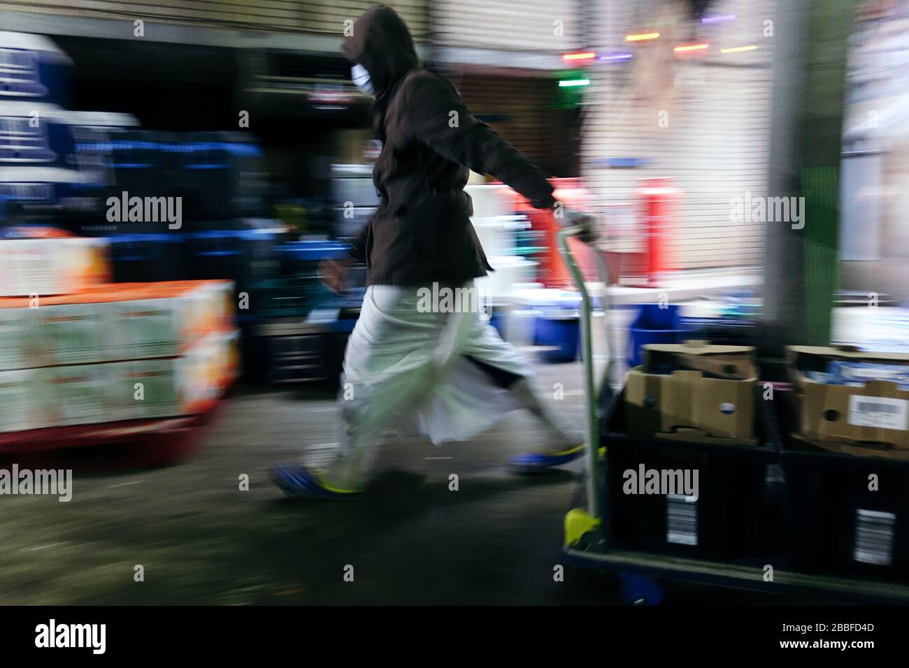 London, Großbritannien. März 2020. Freiwillige im Krishna Castle, Holborn, angeführt von Parasurama das, bereiten am selben Tag etwa 1000 Mahlzeiten für die Verteilung an Londons Obdachlose und verletzliche vor. Einer der Abschlagpunkte für vorgepackte Mahlzeiten ist ein Platz unterhalb des Tottenham Spurs Stadium, das als Lebensmittel-Drehscheibe genutzt wird, der ersten Community-Drehscheibe, die überschüssige Lebensmittel an die Londoner liefert. © Simon King/Alamy Live News Stockfoto