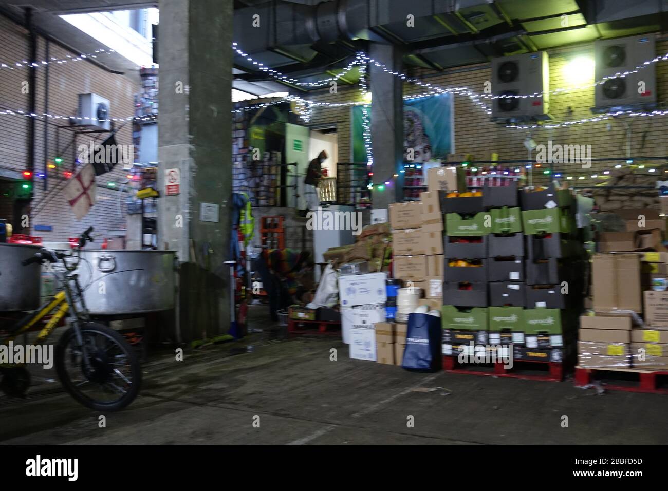 London, Großbritannien. März 2020. Freiwillige im Krishna Castle, Holborn, angeführt von Parasurama das, bereiten am selben Tag etwa 1000 Mahlzeiten für die Verteilung an Londons Obdachlose und verletzliche vor. Einer der Abschlagpunkte für vorgepackte Mahlzeiten ist ein Platz unterhalb des Tottenham Spurs Stadium, das als Lebensmittel-Drehscheibe genutzt wird, der ersten Community-Drehscheibe, die überschüssige Lebensmittel an die Londoner liefert. © Simon King/Alamy Live News Stockfoto