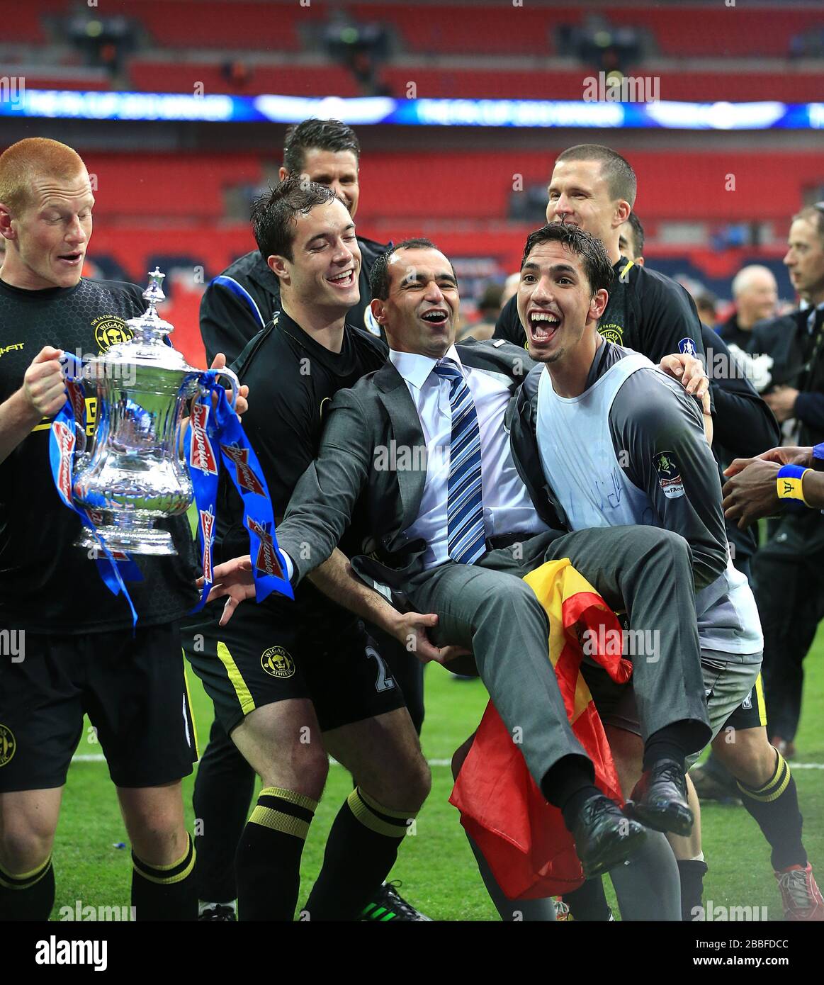 Wigan Athletic Manager Roberto Martinez Wird Von Torhuter Joel Robles Rechts In Der Feier Als Torschutze Angehoben Ben Watson Links Halt Den Fa Cup Pokal Stockfotografie Alamy