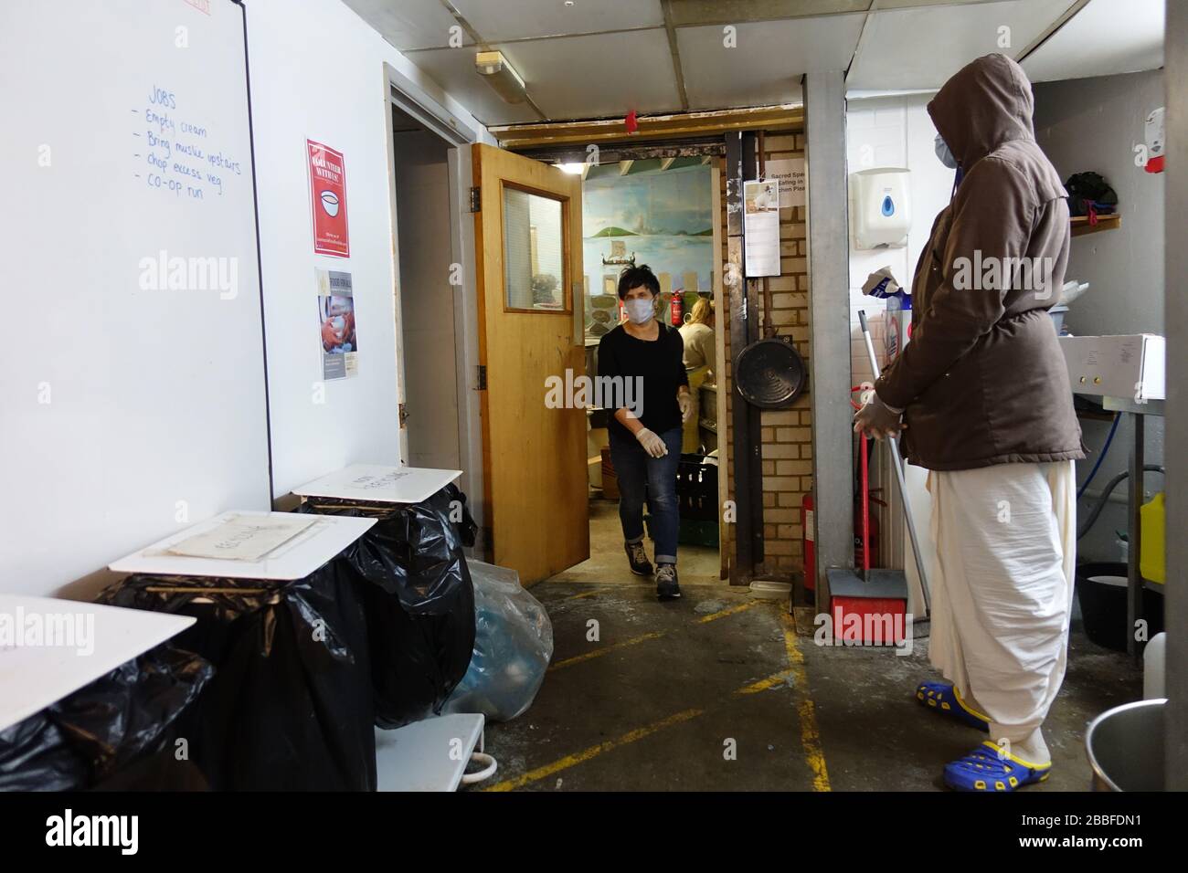 London, Großbritannien. März 2020. Freiwillige im Krishna Castle, Holborn, angeführt von Parasurama das, bereiten am selben Tag etwa 1000 Mahlzeiten für die Verteilung an Londons Obdachlose und verletzliche vor. Einer der Abschlagpunkte für vorgepackte Mahlzeiten ist ein Platz unterhalb des Tottenham Spurs Stadium, das als Lebensmittel-Drehscheibe genutzt wird, der ersten Community-Drehscheibe, die überschüssige Lebensmittel an die Londoner liefert. © Simon King/Alamy Live News Stockfoto