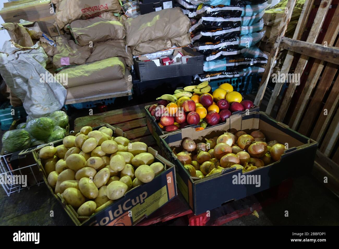 London, Großbritannien. März 2020. Freiwillige im Krishna Castle, Holborn, angeführt von Parasurama das, bereiten am selben Tag etwa 1000 Mahlzeiten für die Verteilung an Londons Obdachlose und verletzliche vor. Einer der Abschlagpunkte für vorgepackte Mahlzeiten ist ein Platz unterhalb des Tottenham Spurs Stadium, das als Lebensmittel-Drehscheibe genutzt wird, der ersten Community-Drehscheibe, die überschüssige Lebensmittel an die Londoner liefert. © Simon King/Alamy Live News Stockfoto