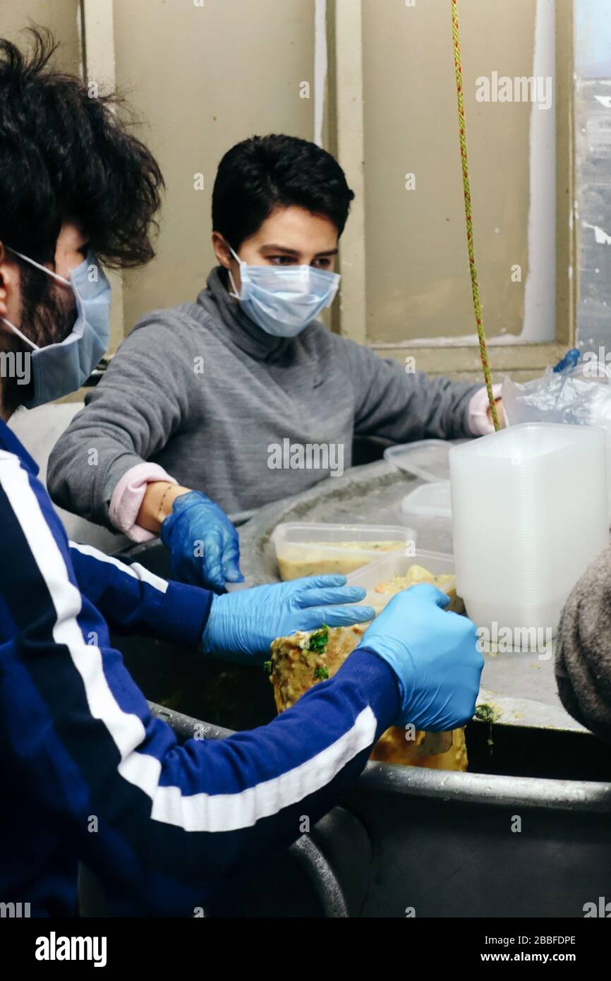 London, Großbritannien. März 2020. Freiwillige im Krishna Castle, Holborn, angeführt von Parasurama das, bereiten am selben Tag etwa 1000 Mahlzeiten für die Verteilung an Londons Obdachlose und verletzliche vor. Einer der Abschlagpunkte für vorgepackte Mahlzeiten ist ein Platz unterhalb des Tottenham Spurs Stadium, das als Lebensmittel-Drehscheibe genutzt wird, der ersten Community-Drehscheibe, die überschüssige Lebensmittel an die Londoner liefert. © Simon King/Alamy Live News Stockfoto