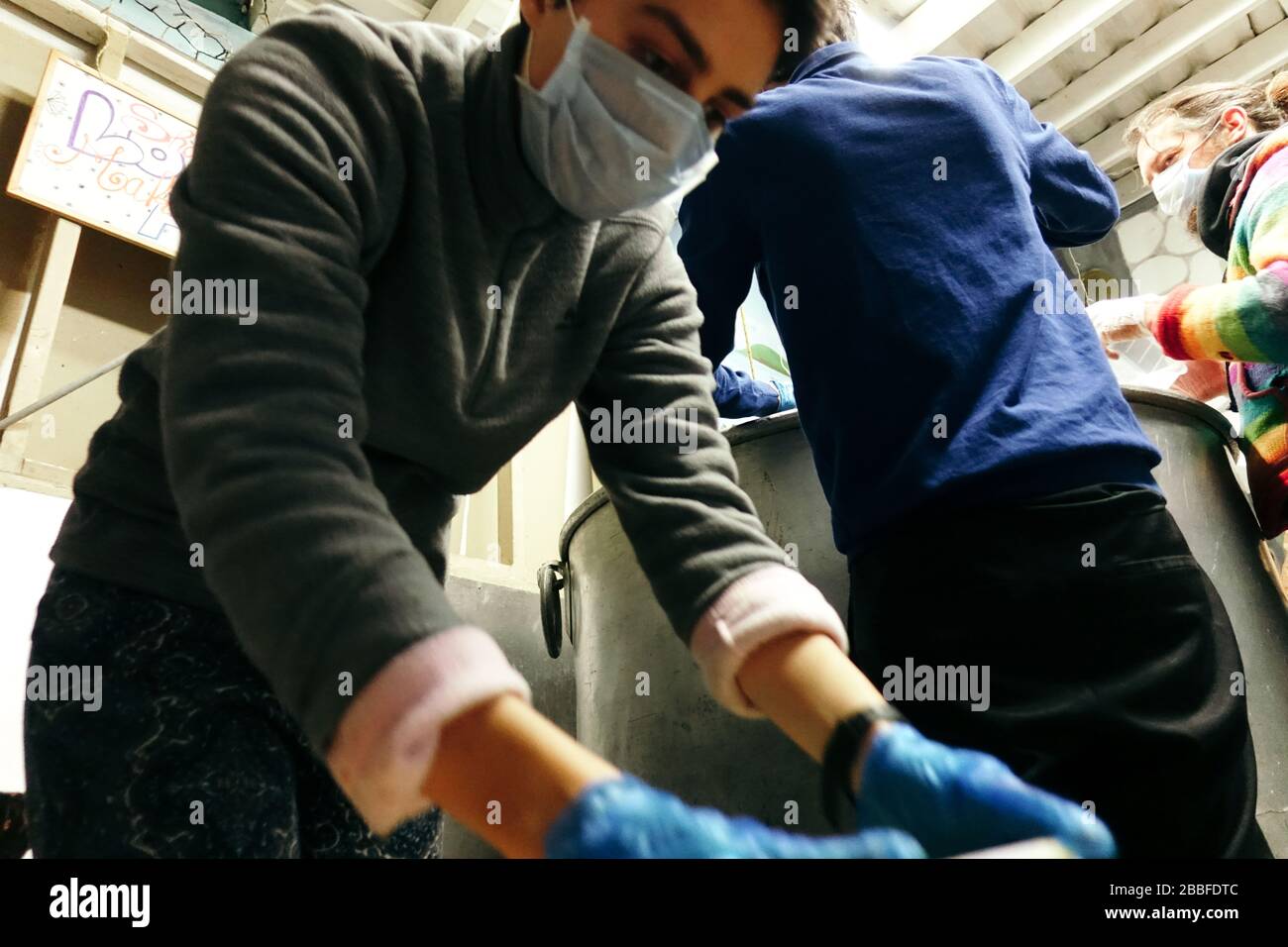 London, Großbritannien. März 2020. Freiwillige im Krishna Castle, Holborn, angeführt von Parasurama das, bereiten am selben Tag etwa 1000 Mahlzeiten für die Verteilung an Londons Obdachlose und verletzliche vor. Einer der Abschlagpunkte für vorgepackte Mahlzeiten ist ein Platz unterhalb des Tottenham Spurs Stadium, das als Lebensmittel-Drehscheibe genutzt wird, der ersten Community-Drehscheibe, die überschüssige Lebensmittel an die Londoner liefert. © Simon King/Alamy Live News Stockfoto