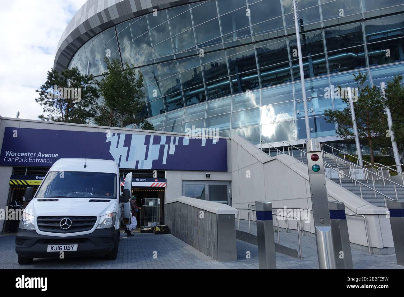 London, Großbritannien. März 2020. Freiwillige im Krishna Castle, Holborn, angeführt von Parasurama das, bereiten am selben Tag etwa 1000 Mahlzeiten für die Verteilung an Londons Obdachlose und verletzliche vor. Einer der Abschlagpunkte für vorgepackte Mahlzeiten ist ein Platz unterhalb des Tottenham Spurs Stadium, das als Lebensmittel-Drehscheibe genutzt wird, der ersten Community-Drehscheibe, die überschüssige Lebensmittel an die Londoner liefert. © Simon King/Alamy Live News Stockfoto