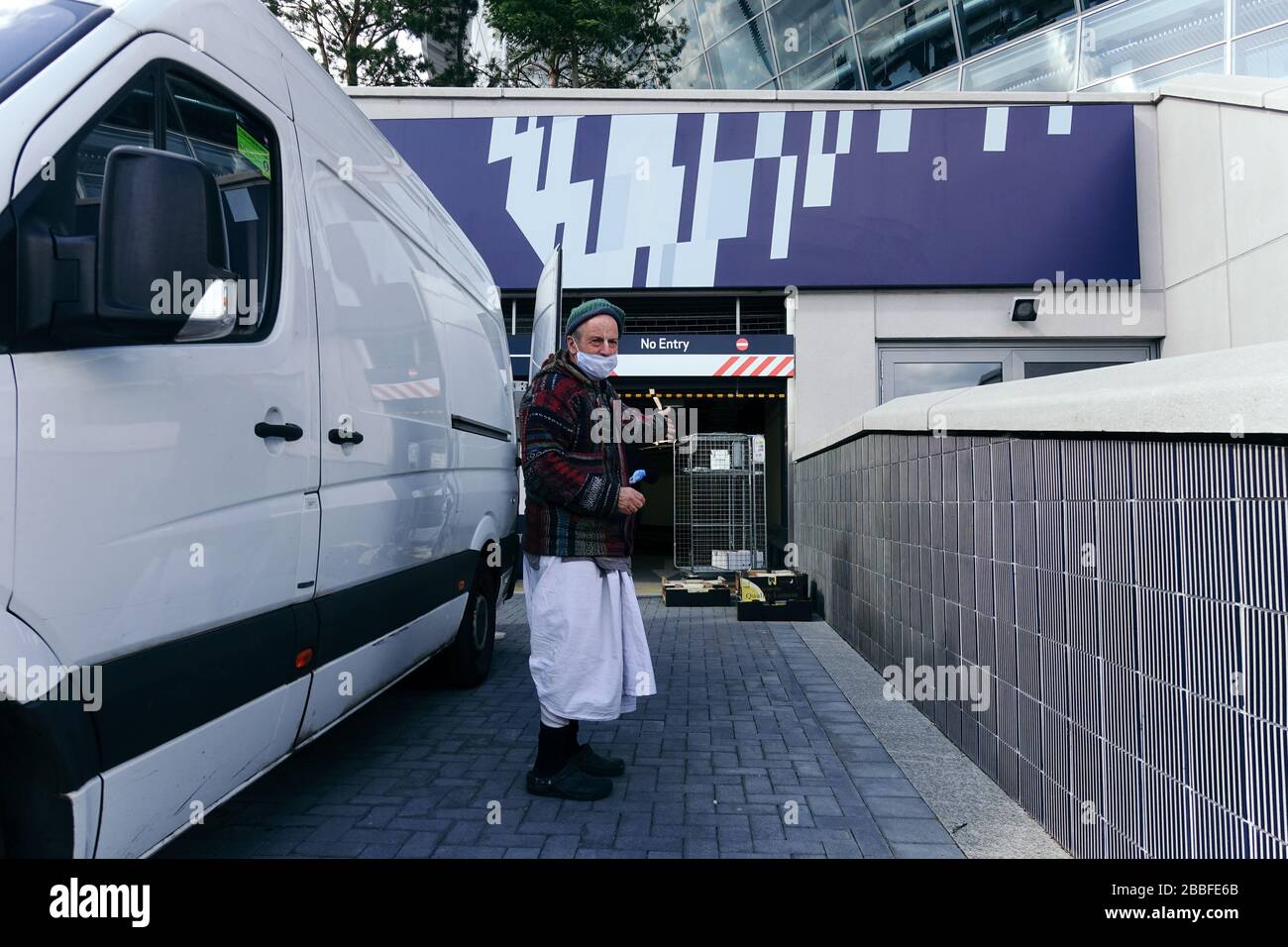 London, Großbritannien. März 2020. Freiwillige im Krishna Castle, Holborn, angeführt von Parasurama das, bereiten am selben Tag etwa 1000 Mahlzeiten für die Verteilung an Londons Obdachlose und verletzliche vor. Einer der Abschlagpunkte für vorgepackte Mahlzeiten ist ein Platz unterhalb des Tottenham Spurs Stadium, das als Lebensmittel-Drehscheibe genutzt wird, der ersten Community-Drehscheibe, die überschüssige Lebensmittel an die Londoner liefert. © Simon King/Alamy Live News Stockfoto