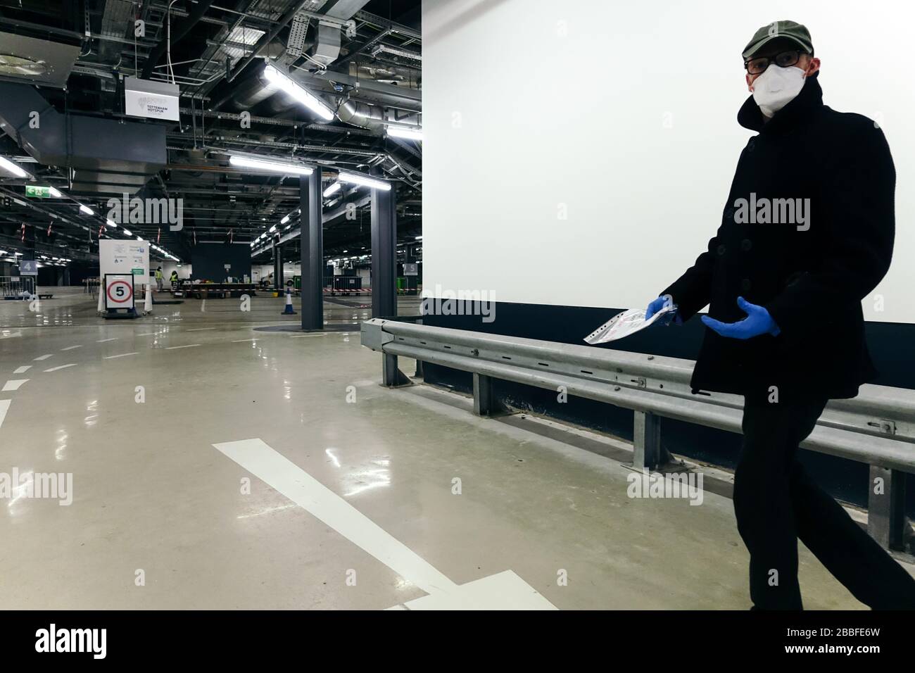 London, Großbritannien. März 2020. Freiwillige im Krishna Castle, Holborn, angeführt von Parasurama das, bereiten am selben Tag etwa 1000 Mahlzeiten für die Verteilung an Londons Obdachlose und verletzliche vor. Einer der Abschlagpunkte für vorgepackte Mahlzeiten ist ein Platz unterhalb des Tottenham Spurs Stadium, das als Lebensmittel-Drehscheibe genutzt wird, der ersten Community-Drehscheibe, die überschüssige Lebensmittel an die Londoner liefert. © Simon King/Alamy Live News Stockfoto