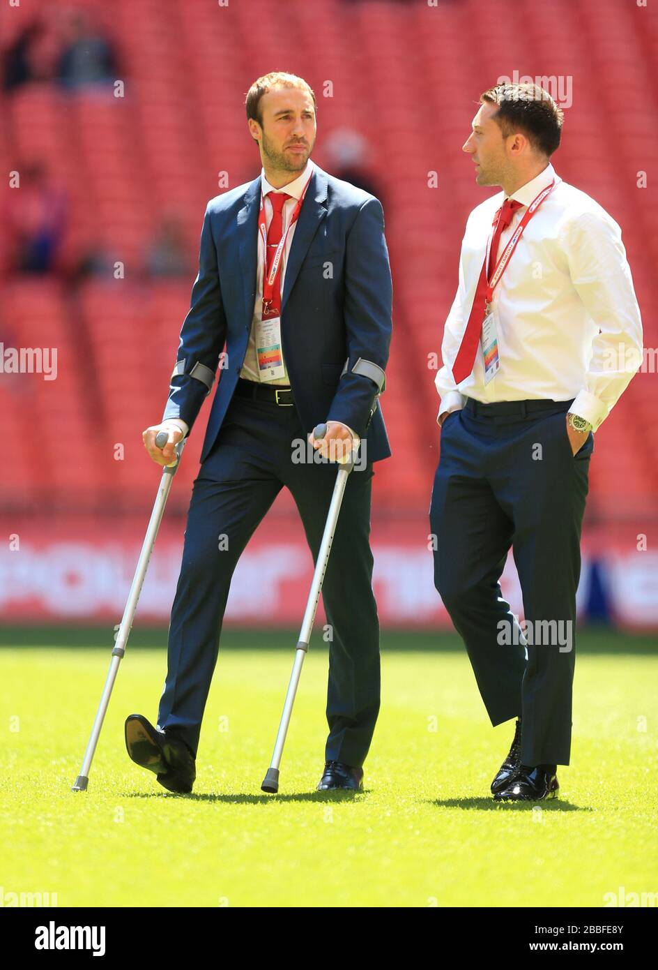 Der verletzte Glenn Murray (links) von Crystal Palace und Teamkollege Stephen Dobbie laufen vor dem Spiel um das Spielfeld im Wembley-Stadion Stockfoto