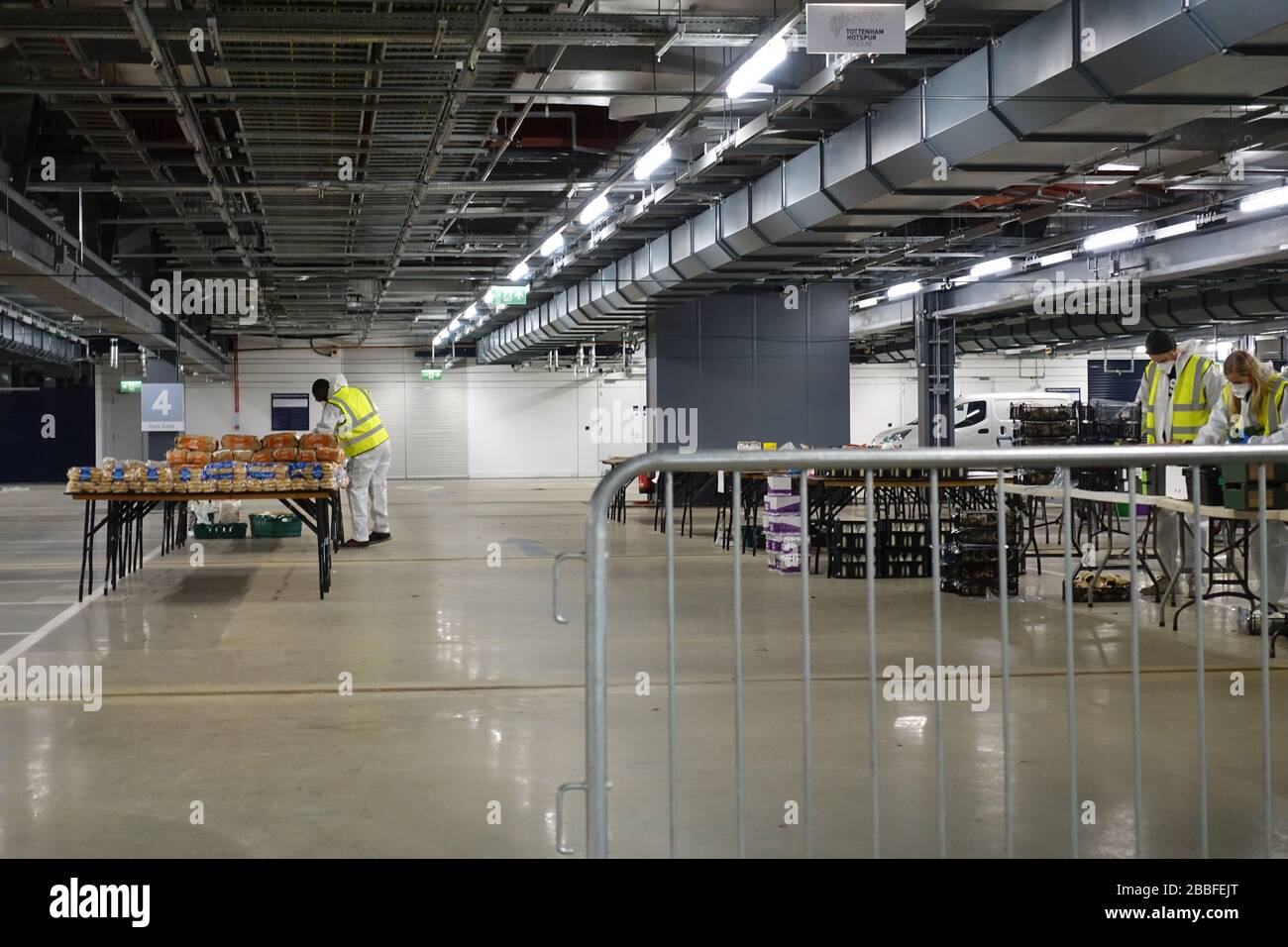 London, Großbritannien. März 2020. Freiwillige im Krishna Castle, Holborn, angeführt von Parasurama das, bereiten am selben Tag etwa 1000 Mahlzeiten für die Verteilung an Londons Obdachlose und verletzliche vor. Einer der Abschlagpunkte für vorgepackte Mahlzeiten ist ein Platz unterhalb des Tottenham Spurs Stadium, das als Lebensmittel-Drehscheibe genutzt wird, der ersten Community-Drehscheibe, die überschüssige Lebensmittel an die Londoner liefert. © Simon King/Alamy Live News Stockfoto