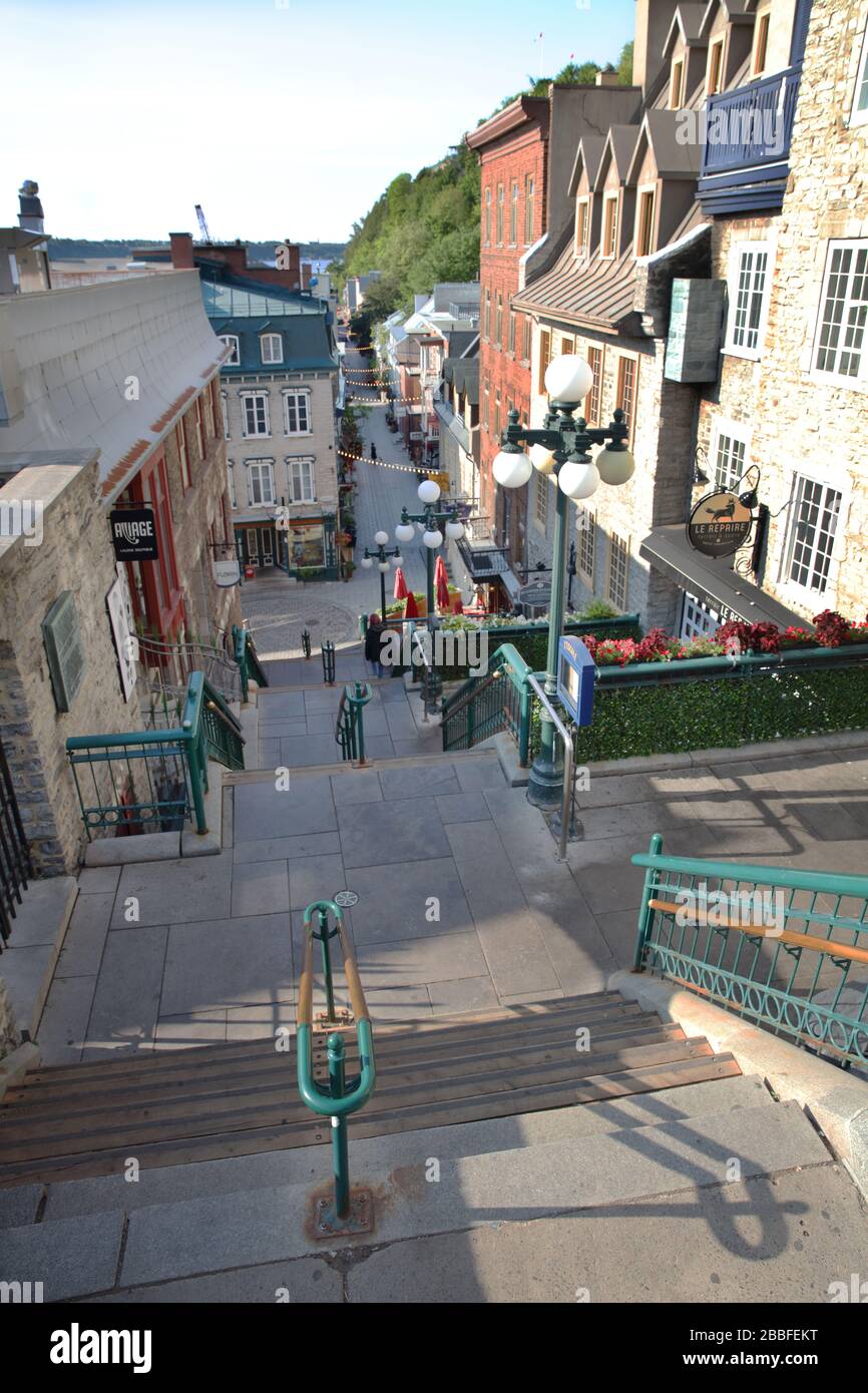 Die Treppe, die im Allgemeinen als "Escalier Casse-cou" (halsbrecherische Treppe) bezeichnet wird, wurde bis 1635 verwendet und dient weiterhin als Abkürzung von der Unterstadt (Quartier Petit-Champlain) zur Oberstadt (Chateau Frontenac), Quebec City, Provinz Quebec, Kanada Stockfoto