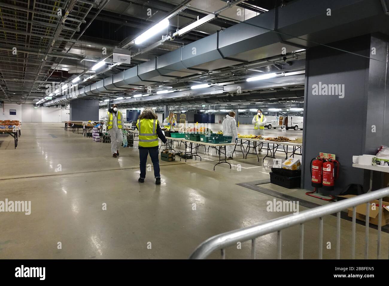 London, Großbritannien. März 2020. Freiwillige im Krishna Castle, Holborn, angeführt von Parasurama das, bereiten am selben Tag etwa 1000 Mahlzeiten für die Verteilung an Londons Obdachlose und verletzliche vor. Einer der Abschlagpunkte für vorgepackte Mahlzeiten ist ein Platz unterhalb des Tottenham Spurs Stadium, das als Lebensmittel-Drehscheibe genutzt wird, der ersten Community-Drehscheibe, die überschüssige Lebensmittel an die Londoner liefert. © Simon King/Alamy Live News Stockfoto