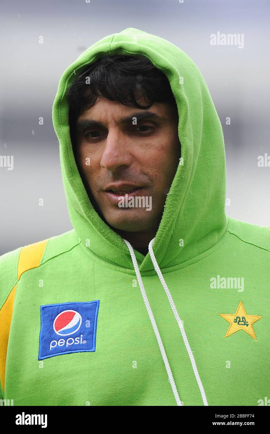 Pakistans Kapitän Misbah ul Haq verlässt das Feld, als Regen fällt, bevor das ICC Champions Trophy-Aufwärmspiel in Edgbaston, Birmingham. Stockfoto