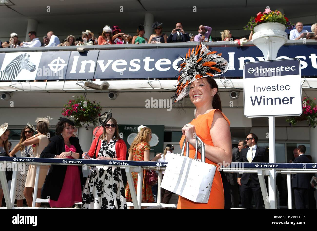 Gewinner des Wettbewerbs "What Best to Wear" in Partnerschaft mit Harvey Nichols Leigh Johnson aus Chichester Stockfoto