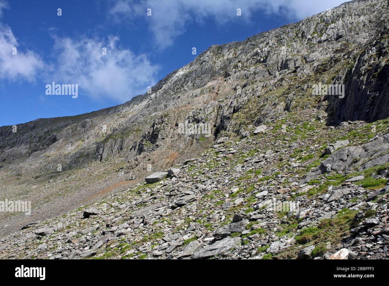 Verwitterter Felsen und Schrillhang von Clogwyn D'ur Arddu, einer beliebten Kletterfelse an der Nordkante von Snowdon, Snowdonia National Park, Wales Stockfoto
