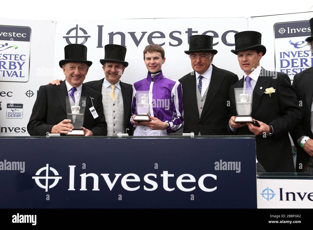 L-R: Die Eigentümer von St Nicholas Abbey sind Derrick Smith, Michael Tabor, Jockey Joseph O'Brien, John Magnier und Trainer Aiden O'Brien nach dem Sieg im Investec Coronation Cup Stockfoto