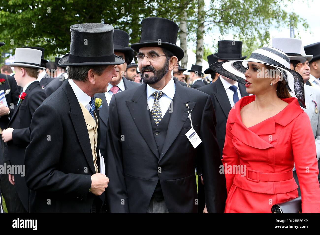 L-R: Rennleiter John Warren, Scheich Mohammed bin Rashid Al Maktoum und Ehefrau Prinzessin Haya bint Al Hussein vor dem Investec-Derby Stockfoto