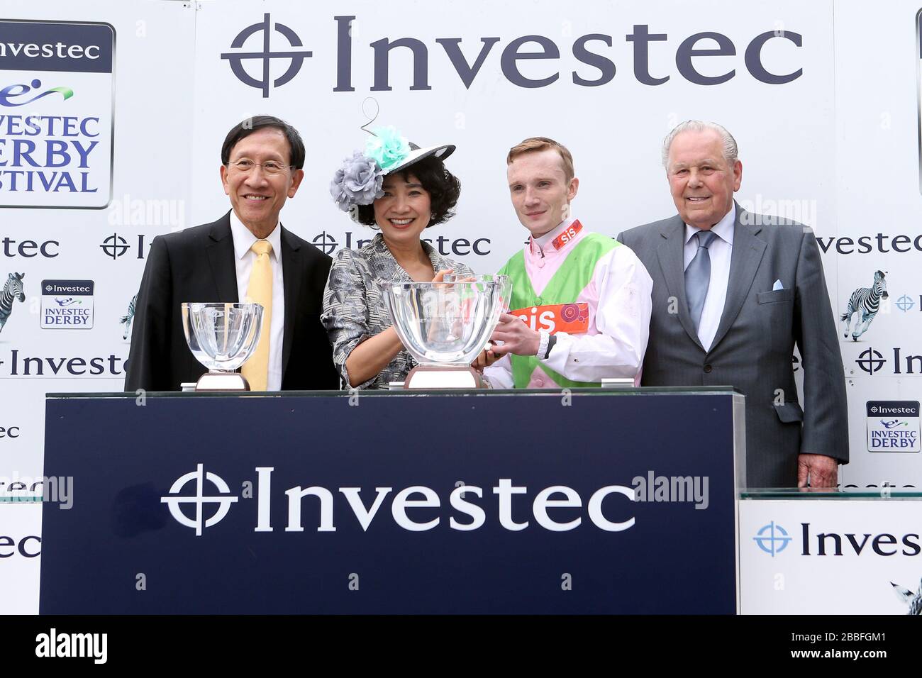 Gewinner des Jockey Frederik Tylicki (zweite rechts) während der Präsentation für das Investec Asset Management Handicap, gewonnen von Heaven's Guest Stockfoto