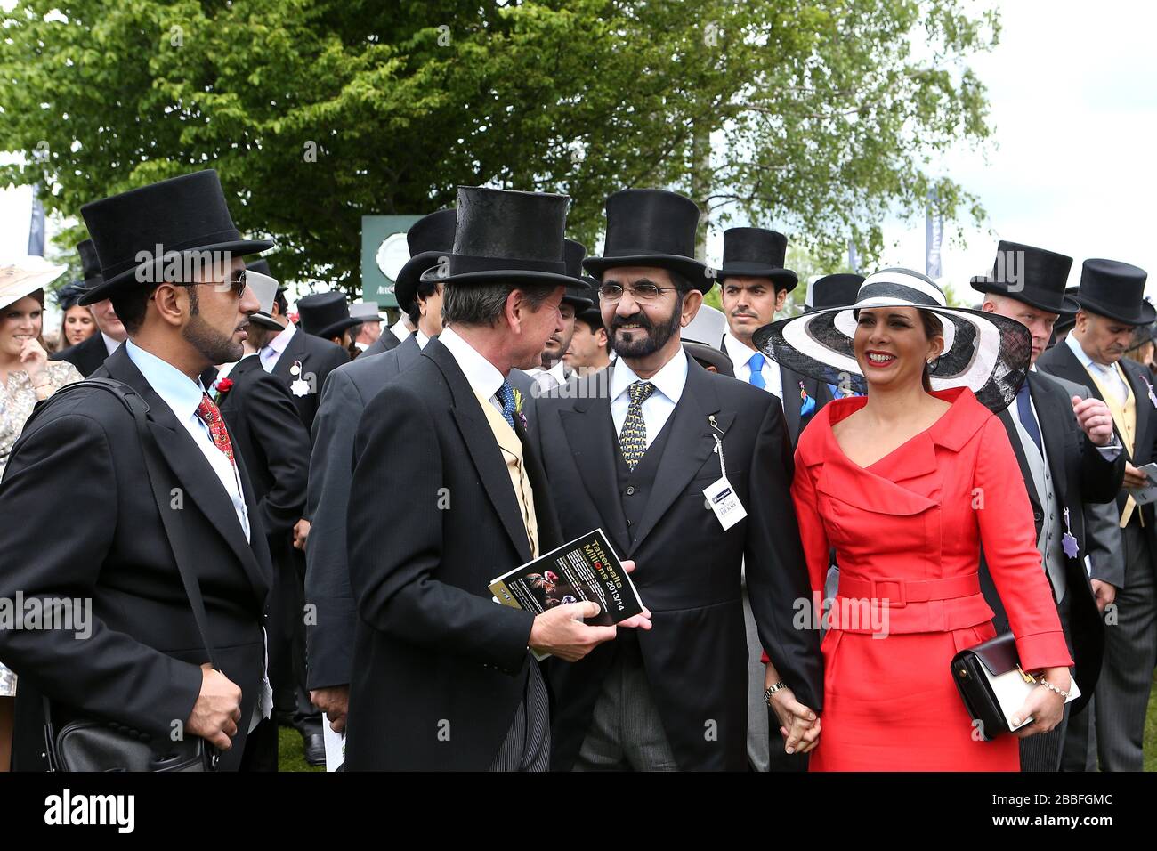 Scheich Mohammed bin Rashid Al Maktoum (Mitte) mit Frau Prinzessin Haya bint Al Hussein (rechts) spricht vor dem Investec-Derby mit Rennleiter John Warren (zweite links) Stockfoto