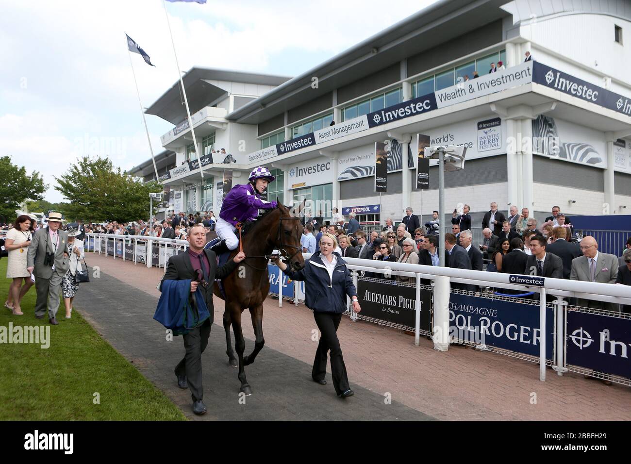 Jockey Kieren Fallon wird für die Investec Oaks on Banoffee Posten Stockfoto