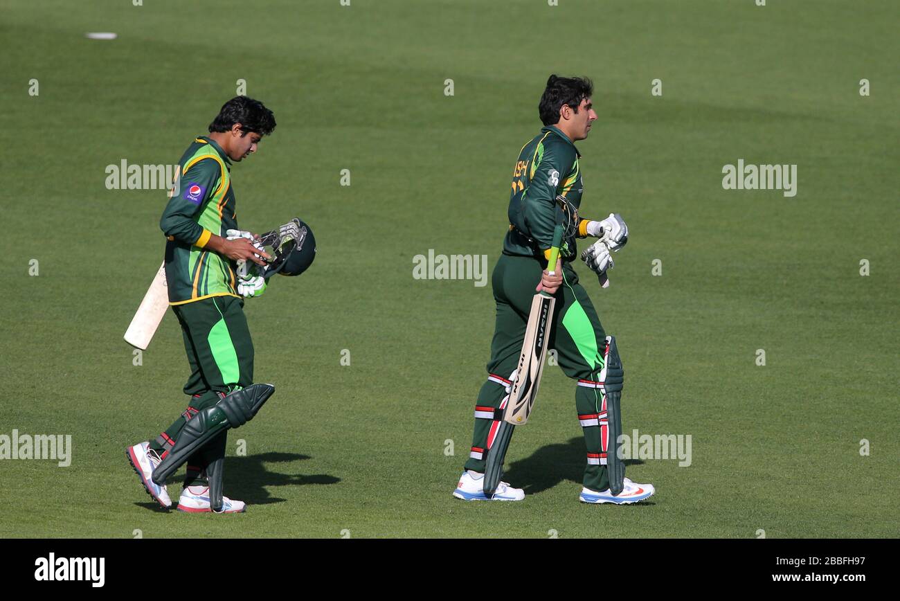 Pakistans Misbah ul Haq (rechts) und Teamkollege Umar Amin gehen nach dem Sieg aus Stockfoto