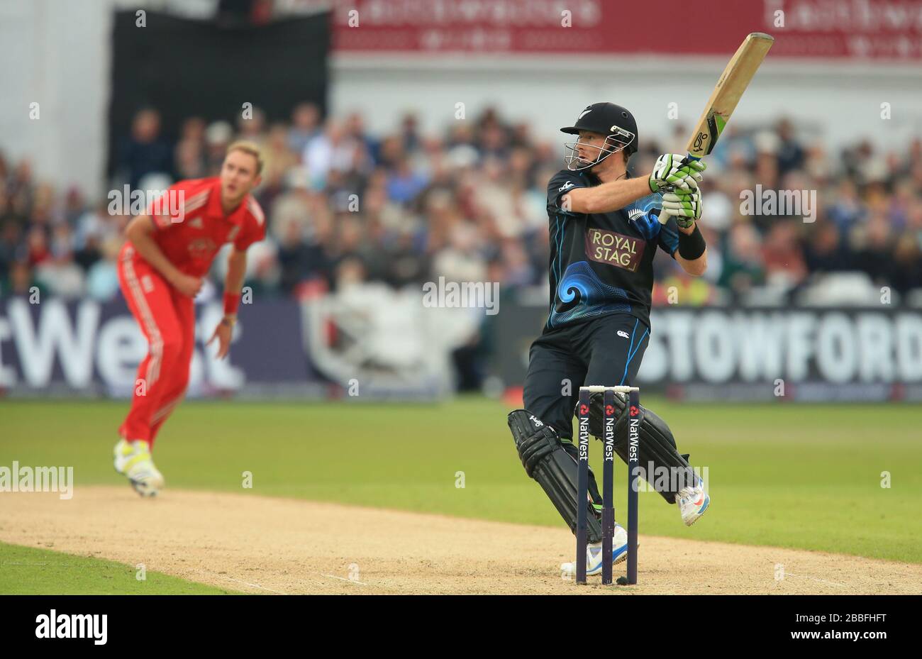 Der neuseeländische Martin Guptil trifft vier Runs auf den Ball Stockfoto