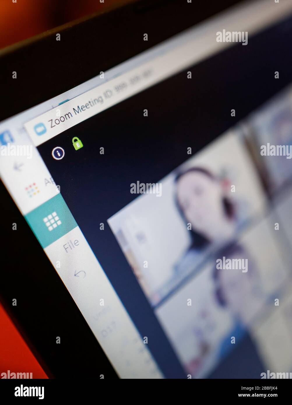 Bukarest, Rumänien - 31. März 2020: Geringe Schärfentiefe (selektiver Fokus) mit der Videokonferenz-App Zoom - Arbeit von zu Hause aus während der TH Stockfoto