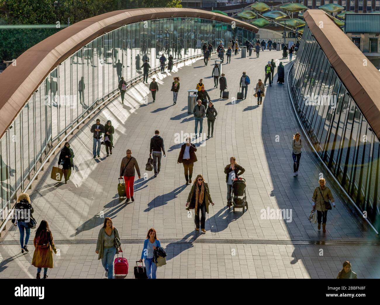 Die geschäftige Fußgängerbrücke über die Eisenbahnlinie, die Käufer und vom Bahnhof Stratford zum Einkaufszentrum Westfield bringt Stockfoto