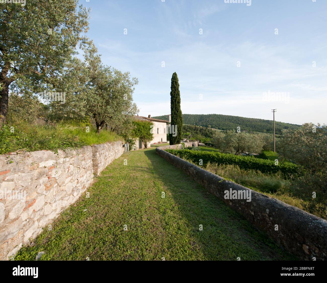 Garten und historische Villa in hügeliger toskanischer Landschaft, Toskana Italien Stockfoto