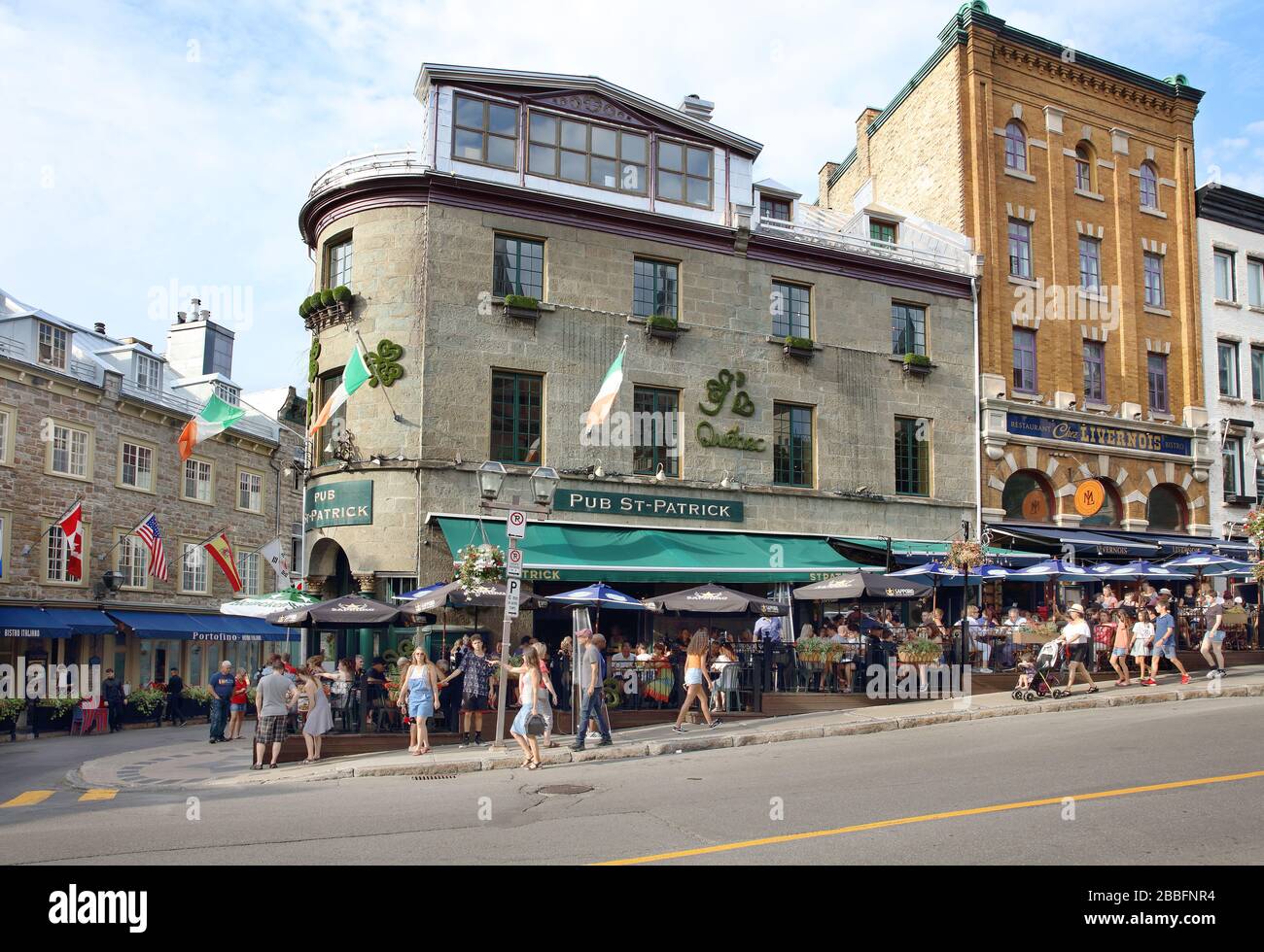 Pub, das von zwei Restaurants in historischen Gebäuden an der Saint-Jean-Straße flankiert wird. Die oberste Etage des Pubs diente ursprünglich als Fotostudio der berühmten Livernois Brothers. Oberstadt, Altstadt von Quebec, Provinz Quebec, Kanada Stockfoto