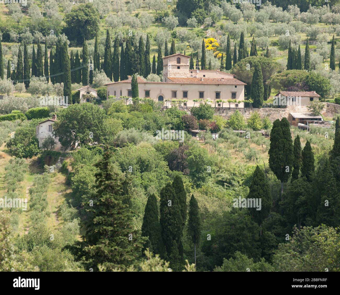 Garten und historische Villa in hügeliger toskanischer Landschaft, Toskana Italien Stockfoto