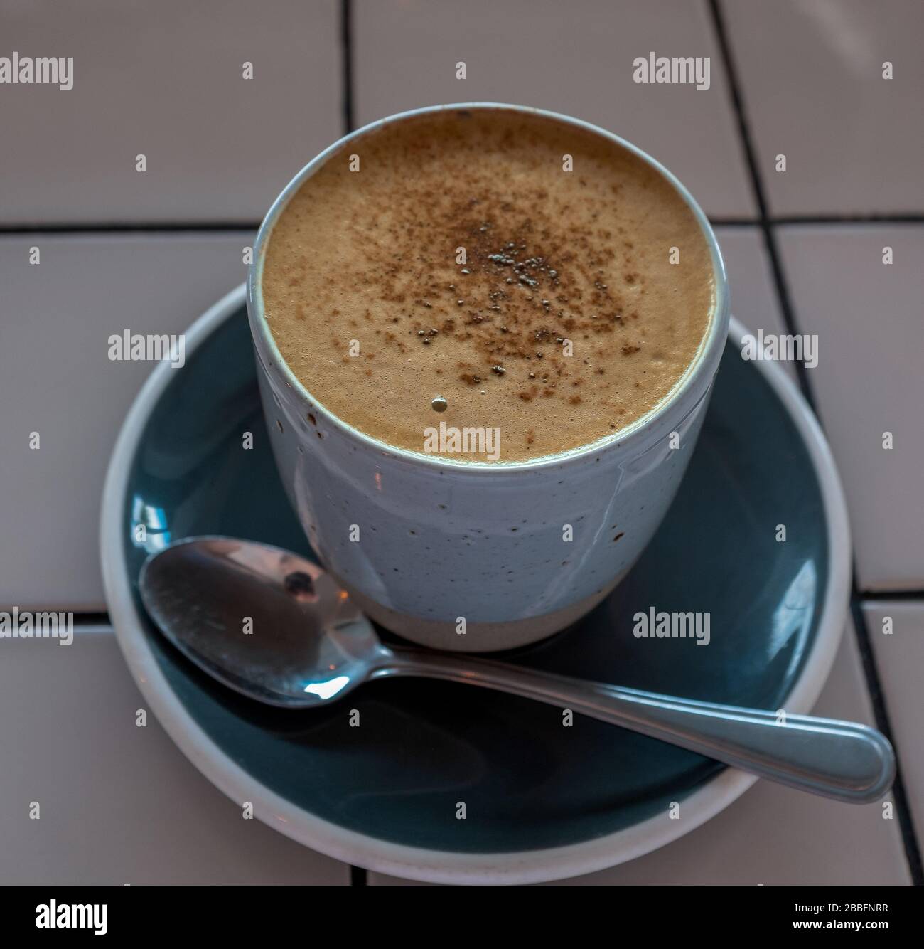 Cappuccino mit Mandelmilch Stockfoto