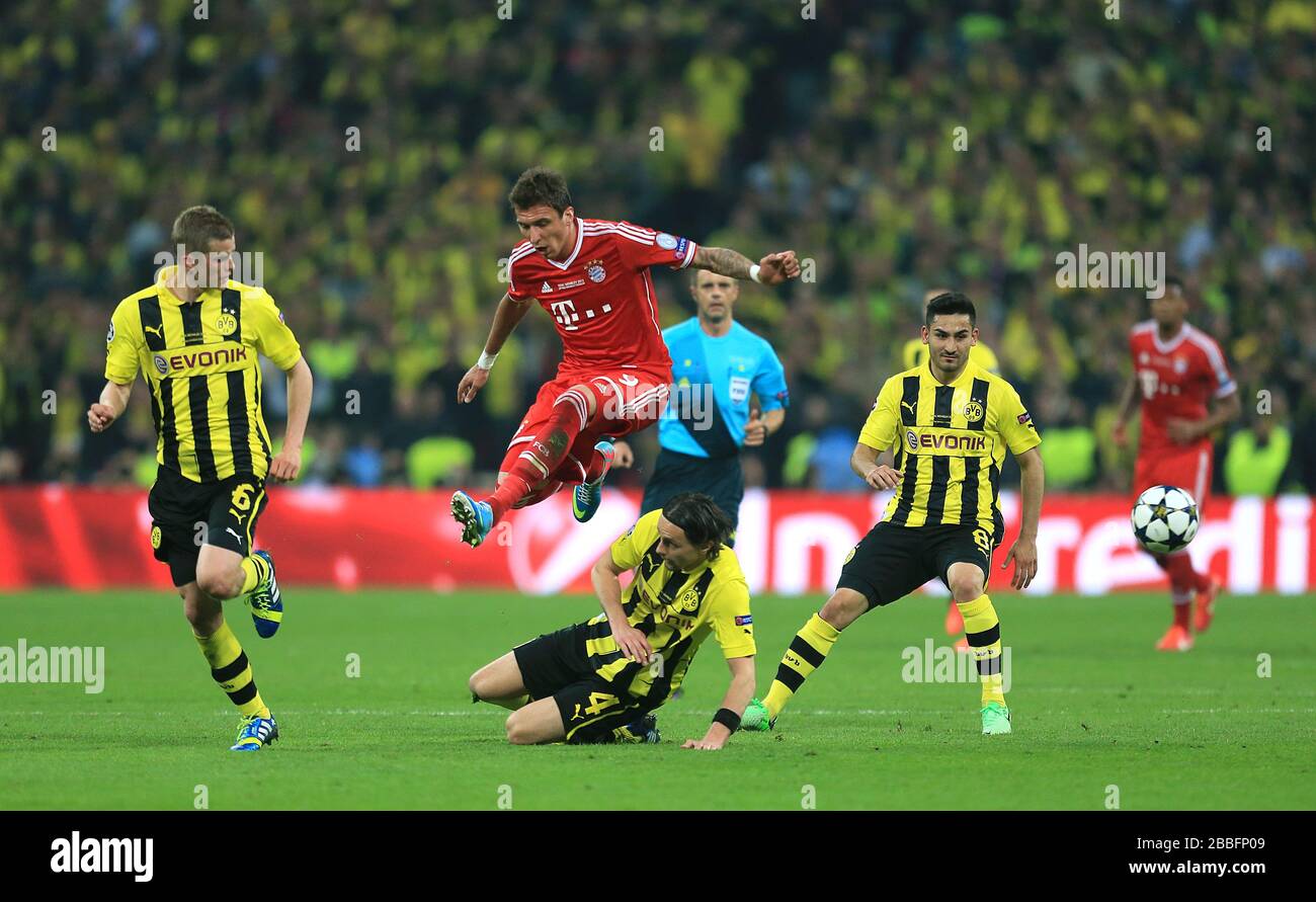 Borussia Dortmunds Neven Subotic (Mitte) und Bayern Münchens Mario Mandzukic (Spitze) kämpfen um den Ball Stockfoto