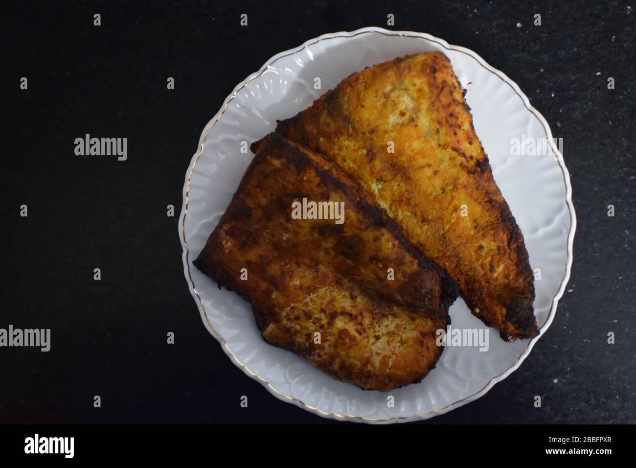 Hausgemachtes, würziges Fischfilet mit Platz zum Hinzufügen von Text Stockfoto