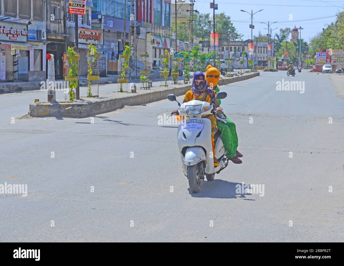 Pendler fahren auf einem Roller auf einer einsamen Straße in der Stadt während einer landesweiten Sperre, die nach einer Coronavirus-Pandemie in Beawar verhängt wurde. (Foto von Sumit Saraswat/Pacific Press) Stockfoto